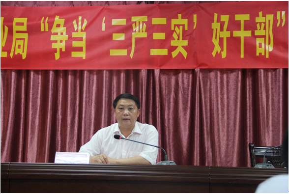 图为市林业局党组书记、局长在会上授课