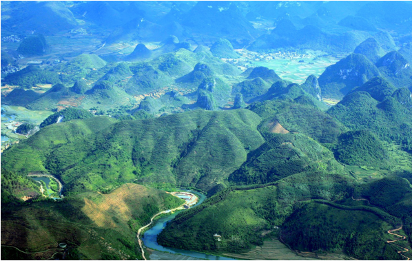 图1:经过多年的植树造林和封山育林后,山变绿了水变清了