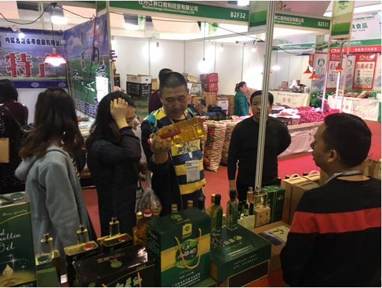 图为客商欣赏山茶油独具特色的品质