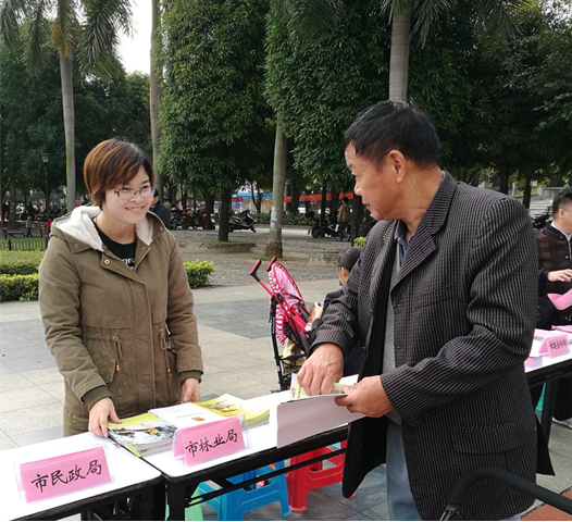 市林业局工作人员向群众发放法治宣传材料