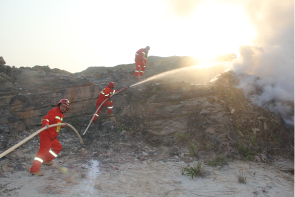 森林消防队进行高压接力水泵安装铺设串联灭火