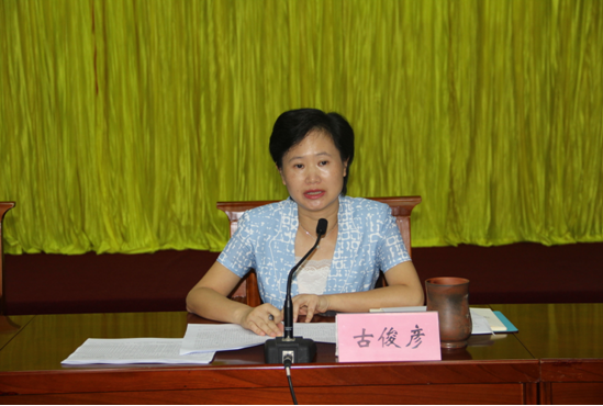 图为古俊彦副市长在通报油茶产业发展情况