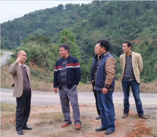 图为考察组在实地察看广西林科院百色分院(百色市林科所)示范推广项目