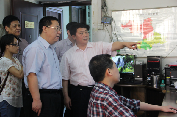 朱孔军视察市森林防火指挥部办公室