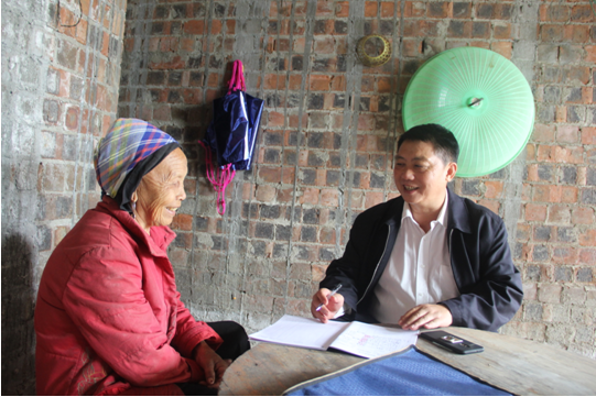 图为蒋正辉局长与贫困户亲切交谈